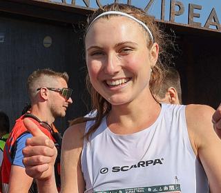 Anna Hofer jubelt am Gletscher