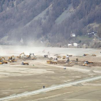 Am 12. April sind die Aufschüttungsarbeiten im Reschensee voll angelaufen; Fotos: Sepp