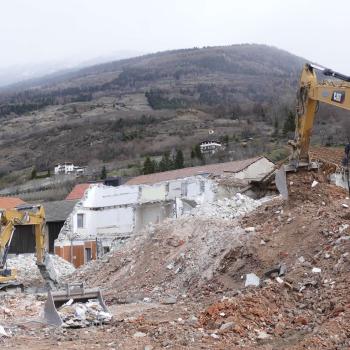 Die Abbrucharbeiten am Altenheim in Schluderns laufen auf Hochtouren. Fotos: AM