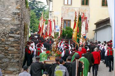 150 Jahre FF Schlanders (Einzug zum Gottesdienst); Fotos: Sepp 