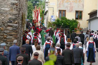 150 Jahre FF Schlanders (Einzug zum Gottesdienst); Fotos: Sepp 