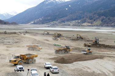 Am 12. April sind die Aufschüttungsarbeiten im Reschensee voll angelaufen; Fotos: Sepp