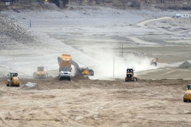 Am 12. April sind die Aufschüttungsarbeiten im Reschensee voll angelaufen; Fotos: Sepp