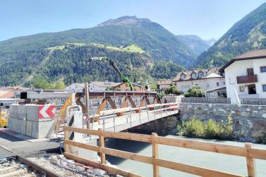 An der „Etschbrücke Badplatzl“ in Laas wird wieder gearbeitet; Fotos: Sepp