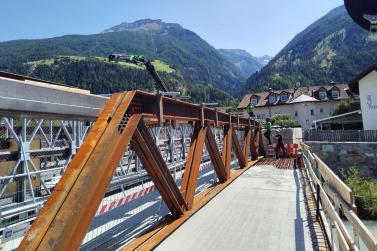 An der „Etschbrücke Badplatzl“ in Laas wird wieder gearbeitet; Fotos: Sepp
