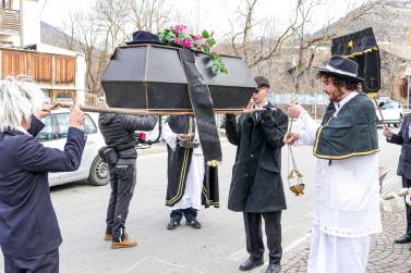 „Beerdigung“ des Faschings in Laatsch am Aschermittwoch; Fotos: Sepp