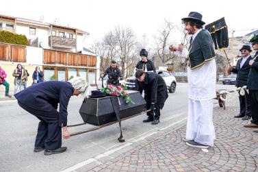 „Beerdigung“ des Faschings in Laatsch am Aschermittwoch; Fotos: Sepp