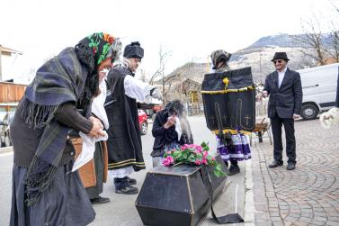 „Beerdigung“ des Faschings in Laatsch am Aschermittwoch; Fotos: Sepp