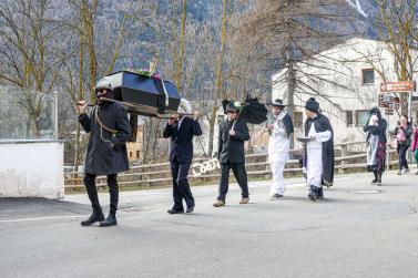 „Beerdigung“ des Faschings in Laatsch am Aschermittwoch; Fotos: Sepp