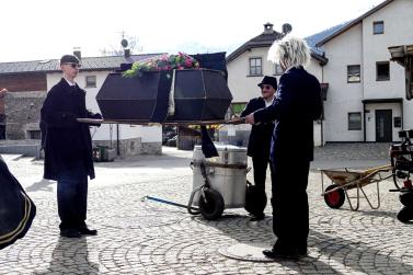 „Beerdigung“ des Faschings in Laatsch am Aschermittwoch; Fotos: Sepp