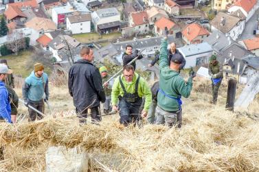 Beim Aufstellen der „Larmstange“ am Scheibenschlag-Sonntag auf dem Scheibenschlag-Bühel in Schlanders. Fotos: Sepp