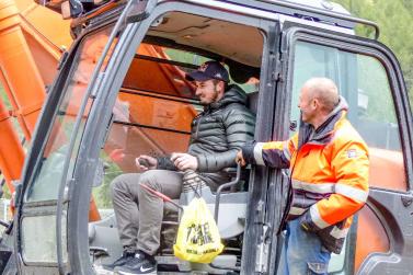 Der Skistar Dominik „Domme“ Paris besuchte am 9. Oktober die Baustelle in Laatsch, wo die Firma Mair Josef & Co KG mit dem Bau des Wasserkraftwerks Rambach begonnen hat. Foto: Sepp