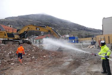 Die Abbrucharbeiten am Altenheim in Schluderns laufen auf Hochtouren. Fotos: AM