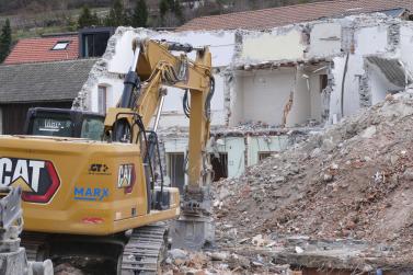 Die Abbrucharbeiten am Altenheim in Schluderns laufen auf Hochtouren. Fotos: AM