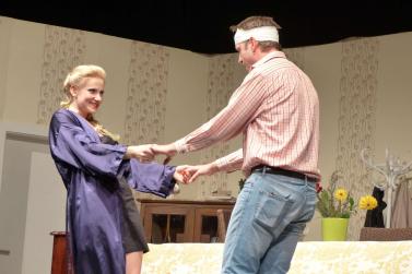 „Doppelt leben hält besser“ (Theater Verein Schlanders); Fotos: Sepp