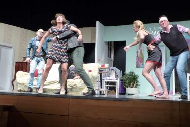 „Doppelt leben hält besser“ (Theater Verein Schlanders); Fotos: Sepp