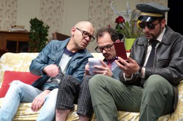 „Doppelt leben hält besser“ (Theater Verein Schlanders); Fotos: Sepp