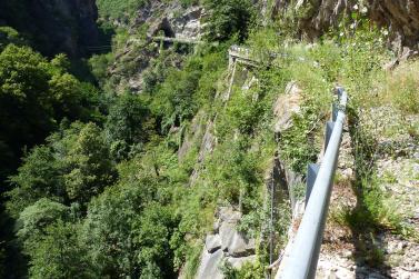 Ein Beispiel dafür ist das erste Teilstück der ehemaligen Straße in das Schnalstal. Nicht ohne Grund hat sich der Mensch vor und 15 Jahren in einen 1.160 Meter langen Tunnel „verkrochen“. 