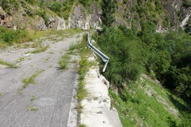 Ein Beispiel dafür ist das erste Teilstück der ehemaligen Straße in das Schnalstal. Nicht ohne Grund hat sich der Mensch vor und 15 Jahren in einen 1.160 Meter langen Tunnel „verkrochen“. 