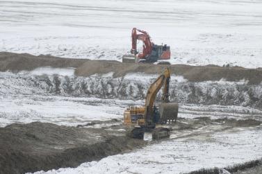 Es wird wieder aufgeschüttet, am Reschensee; so gesehen am Gründonnerstag; Fotos: Sepp