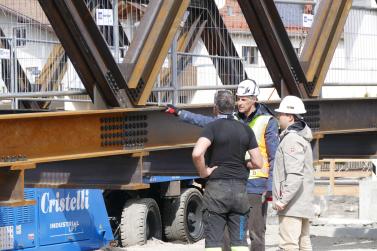 Neue Etschbrücke in Laas platziert, 24.03.2026, Fotos: AM 