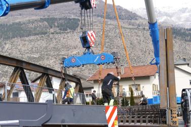Neue Etschbrücke in Laas platziert, 24.03.2026, Fotos: AM 