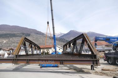 Neue Etschbrücke in Laas platziert, 24.03.2026, Fotos: AM 