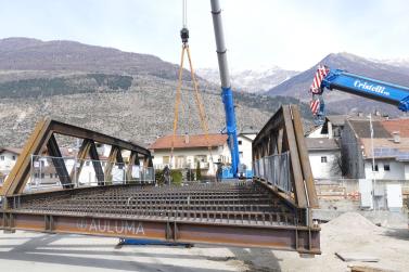 Neue Etschbrücke in Laas platziert, 24.03.2026, Fotos: AM 