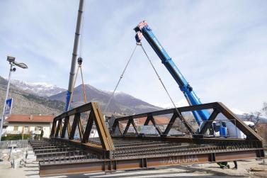Neue Etschbrücke in Laas platziert, 24.03.2026, Fotos: AM 