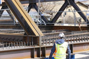 Neue Etschbrücke in Laas platziert, 24.03.2026, Fotos: AM 