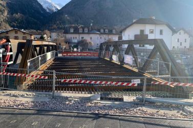 Neue Etschbrücke in Laas platziert, 24.03.2026, Fotos: AM 