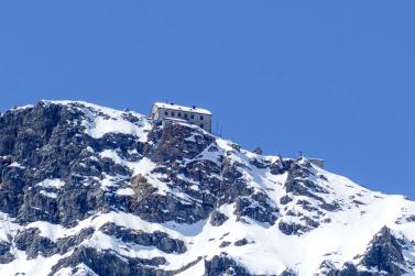 Noch hat im Umkreis der Payerhütte in Sulden der Schnee das Sagen; so gesehen am 8. April 2025; Foto: Sepp