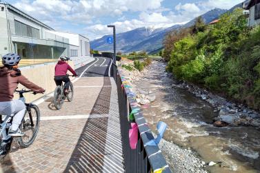 Seit wenigen Tagen kann der Radwegabschnitt Göflan-Holzbrugg nach der Fertigstellung von Arbeiten wieder von Radfahrern und Fußgängern genutzt werden. Foto (22.04.2025): Sepp