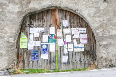 Soziale Medien sind zwar gut und recht, aber angeschlagen bleibt angeschlagen; so gesehen in Mals; Foto: Sepp