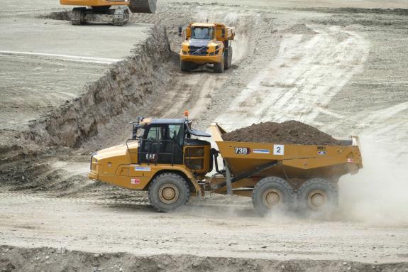 Am 12. April sind die Aufschüttungsarbeiten im Reschensee voll angelaufen; Fotos: Sepp