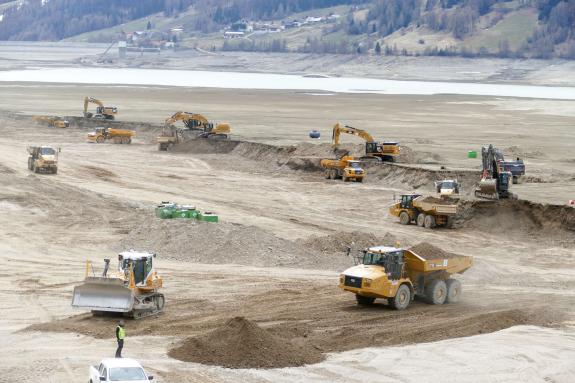 Am 12. April sind die Aufschüttungsarbeiten im Reschensee voll angelaufen; Fotos: Sepp