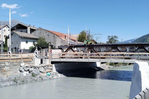An der „Etschbrücke Badplatzl“ in Laas wird wieder gearbeitet; Fotos: Sepp