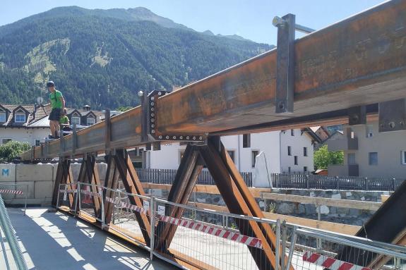 An der „Etschbrücke Badplatzl“ in Laas wird wieder gearbeitet; Fotos: Sepp