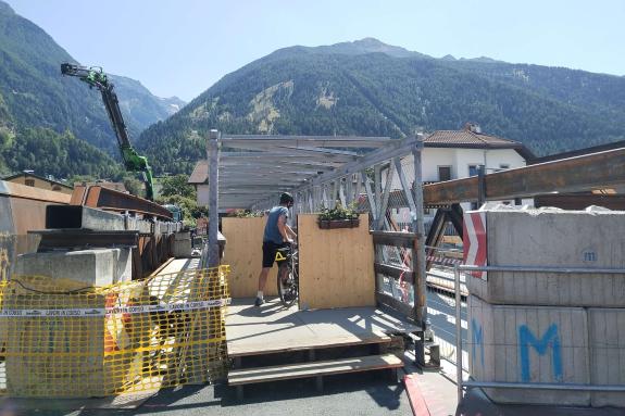 An der „Etschbrücke Badplatzl“ in Laas wird wieder gearbeitet; Fotos: Sepp