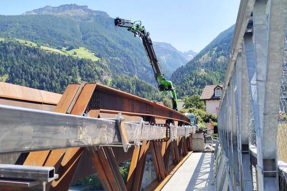 An der „Etschbrücke Badplatzl“ in Laas wird wieder gearbeitet; Fotos: Sepp