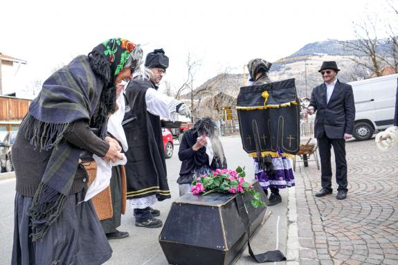 „Beerdigung“ des Faschings in Laatsch am Aschermittwoch; Fotos: Sepp