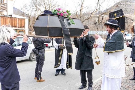 „Beerdigung“ des Faschings in Laatsch am Aschermittwoch; Fotos: Sepp