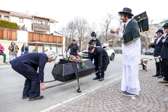 „Beerdigung“ des Faschings in Laatsch am Aschermittwoch; Fotos: Sepp