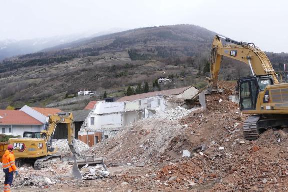 Die Abbrucharbeiten am Altenheim in Schluderns laufen auf Hochtouren. Fotos: AM
