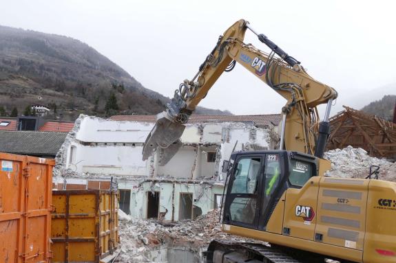 Die Abbrucharbeiten am Altenheim in Schluderns laufen auf Hochtouren. Fotos: AM