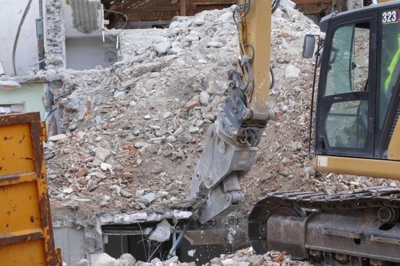 Die Abbrucharbeiten am Altenheim in Schluderns laufen auf Hochtouren. Fotos: AM