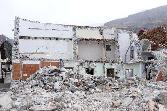 Die Abbrucharbeiten am Altenheim in Schluderns laufen auf Hochtouren. Fotos: AM