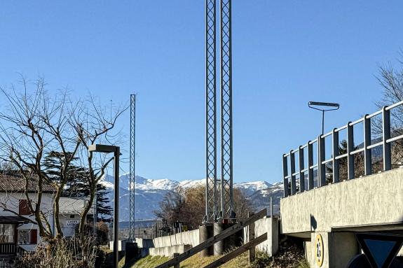 Die Arbeiten zur Elektrifizierung der Vinschgerbahn schreiten voran: in Latsch stehen nun auch die ersten der insgesamt 1.500 Oberleitungsmasten. So gesehen am 12.01.24; Fotos: Manuel