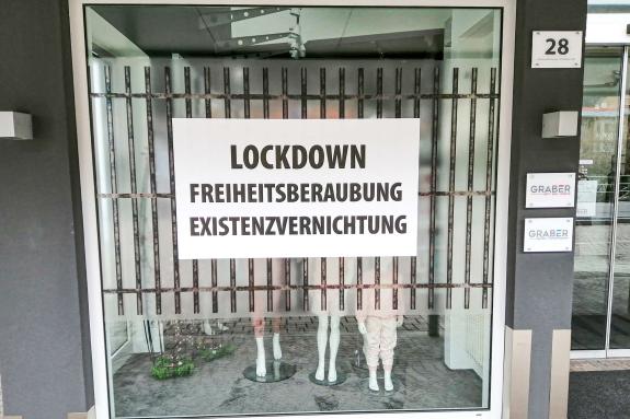 Diese Bilder, aufgenommen am 13. März 2021 an Schaufenstern in Schlanders, kommentieren sich von selbst. Fotos: Sepp