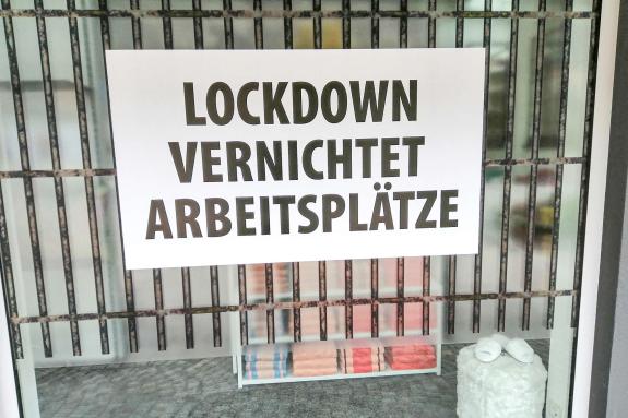 Diese Bilder, aufgenommen am 13. März 2021 an Schaufenstern in Schlanders, kommentieren sich von selbst. Fotos: Sepp